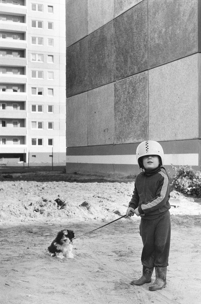  Thomas Kläber: Junge mit Hund, 1984, aus der Serie Berlin © Deutsche Fotothek/Thomas Kläber